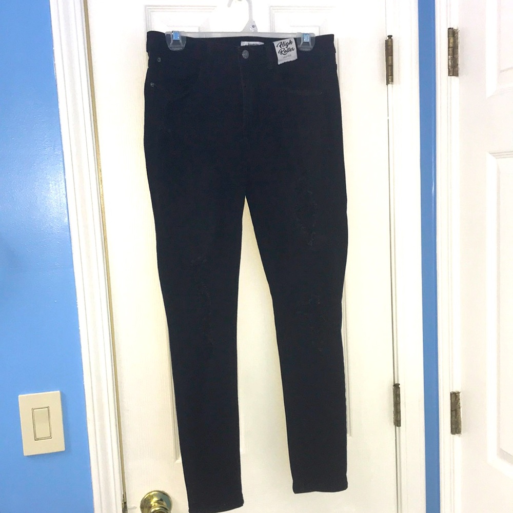 SIZE 8/29. BLACK. SKINNY JEANS. WORN LESS THAN 10x.